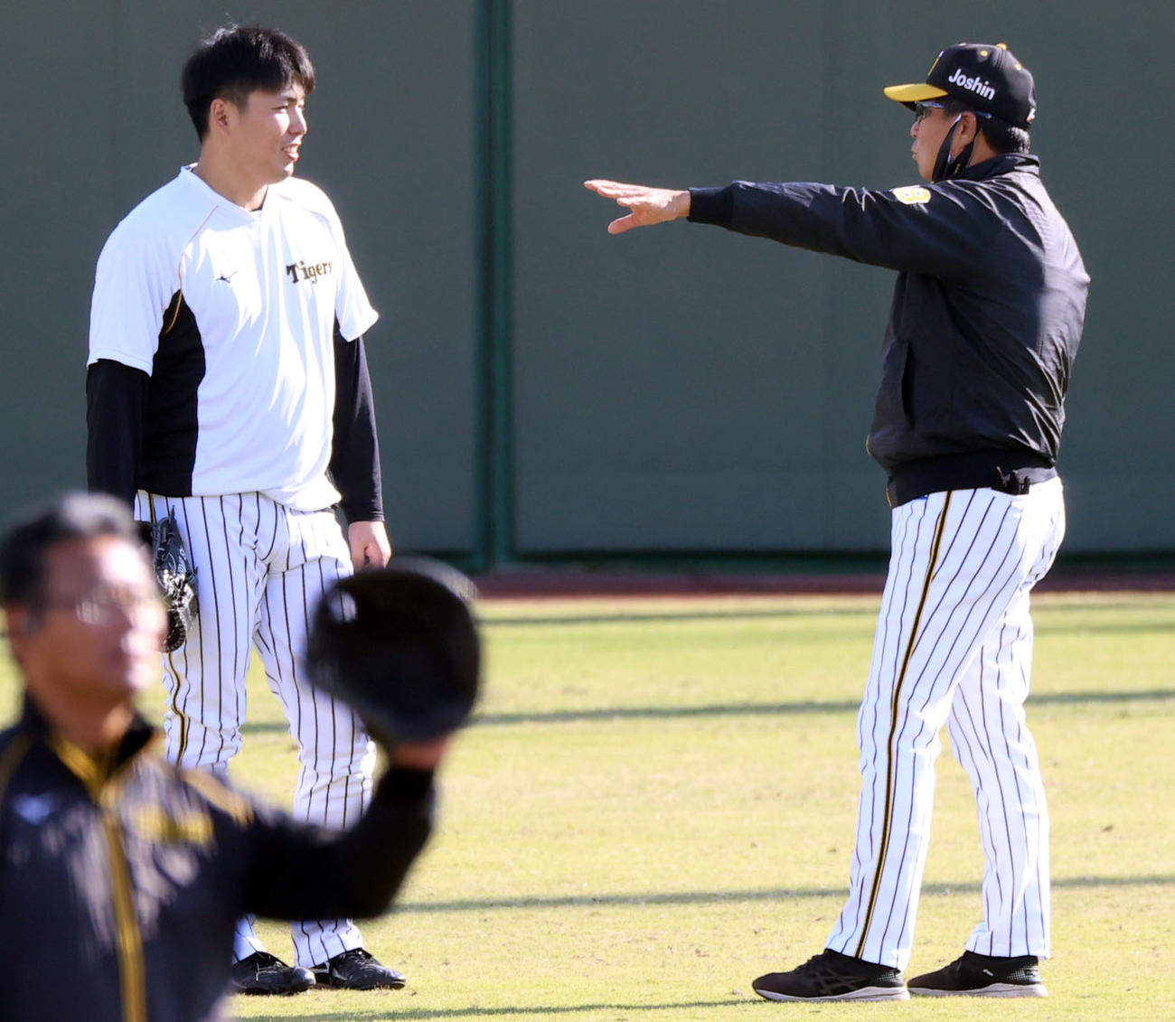 馬場（左）を指導する平田2軍監督（撮影・上山淳一）