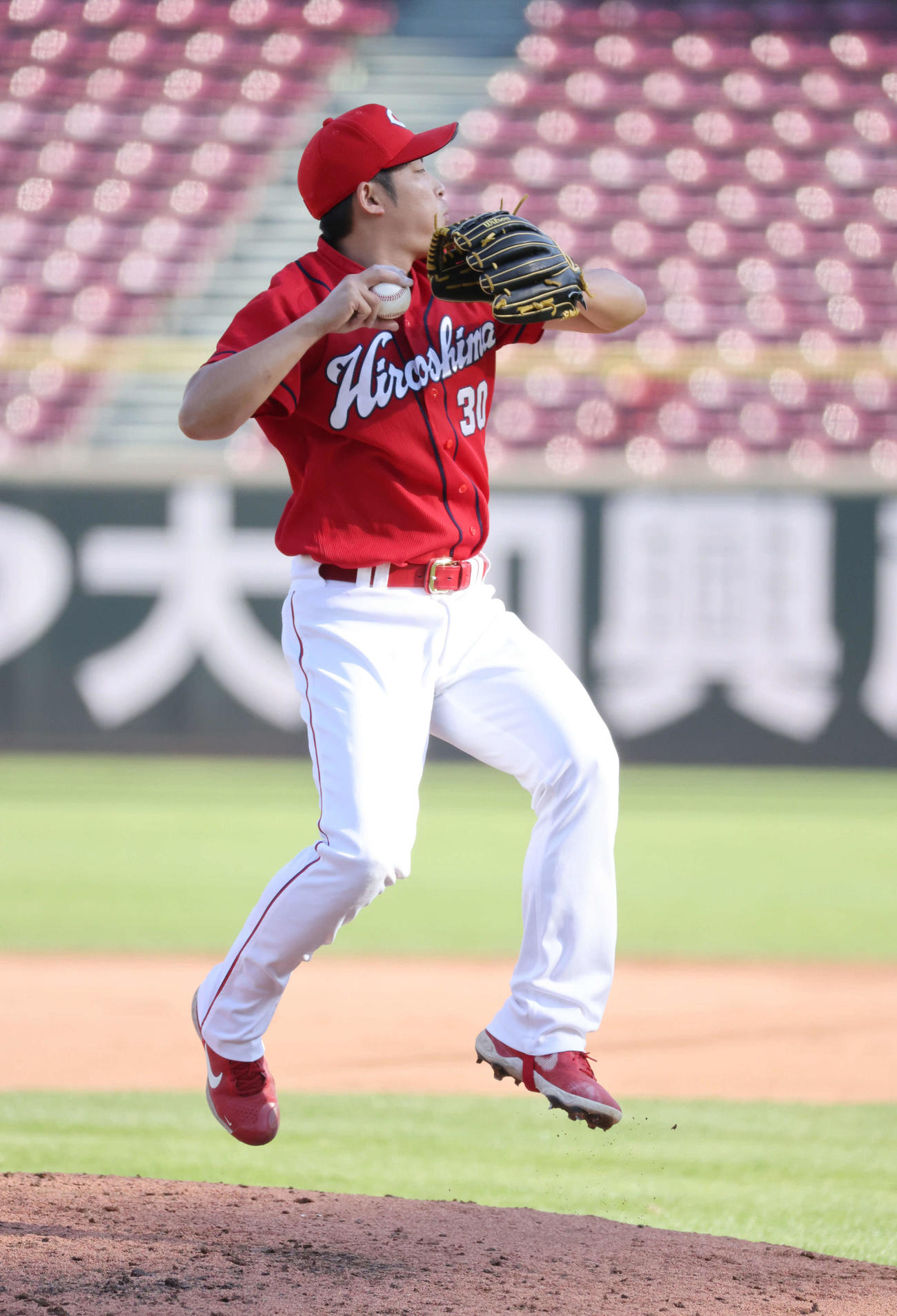 広島秋季練習　紅白戦4回裏白組2死、中村奨の打球を好捕する紅組2番手の一岡（撮影・加藤孝規）