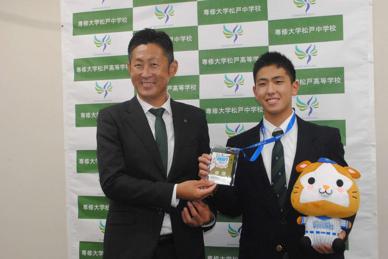 DeNA5位指名の専大松戸・深沢（右）は指名あいさつを終え、吉見スカウトと笑顔で記念撮影（2021年10月16日撮影）