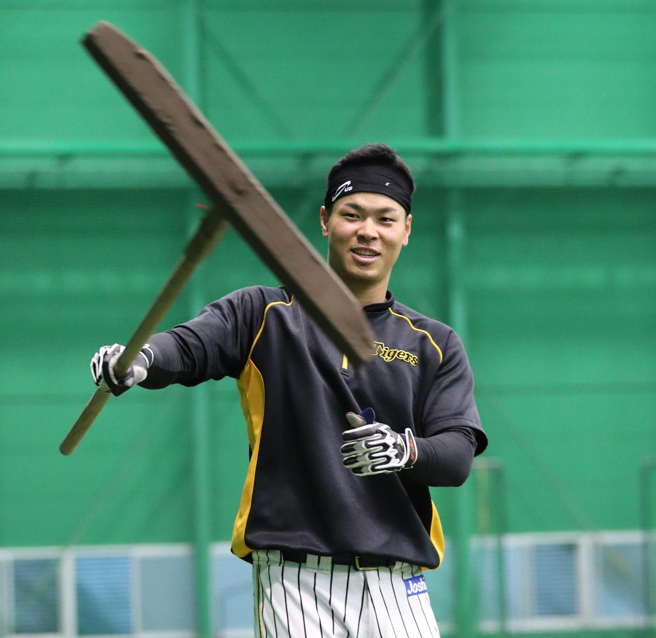 打撃練習のメニューでトンボ素振りを行う阪神佐藤輝（撮影・清水貴仁）