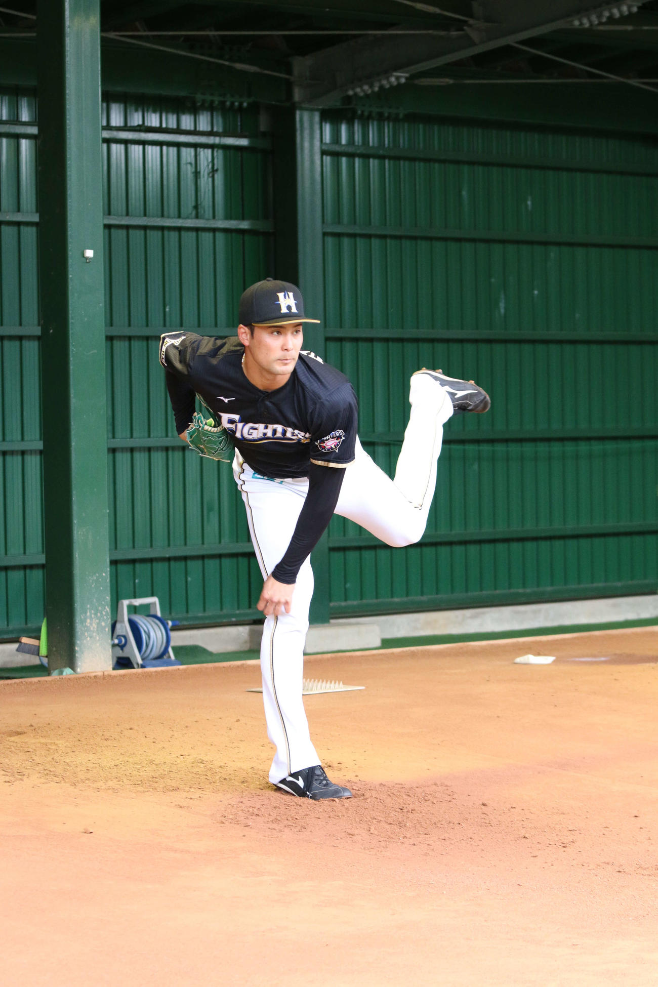 打撃練習前にブルペン入りした日本ハム上原（撮影・田中彩友美）