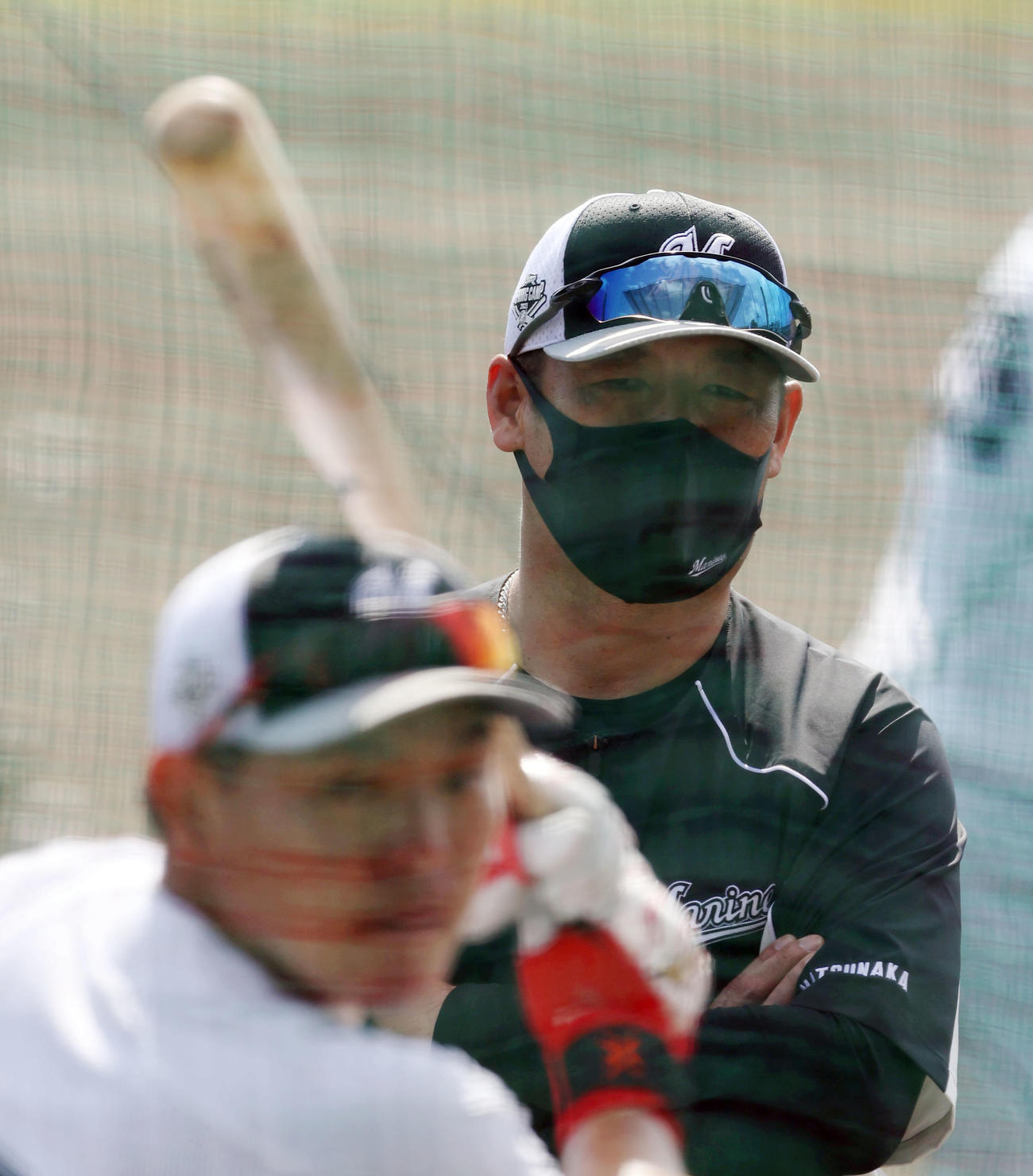 ロッテ松中臨時コーチ（後方）は安田の打撃練習を見つめる（2021年2月1日）
