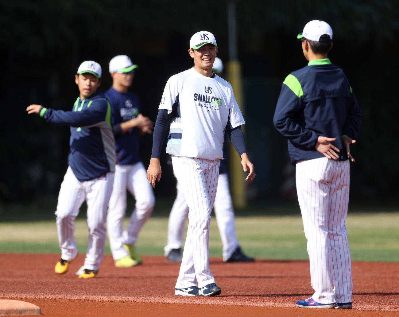 投手練習で笑顔を見せる奥川（中央）（撮影・狩俣裕三）