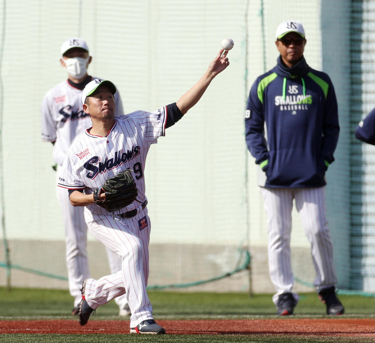 投手練習で伊藤投手コーチ（右）が見守る中、キャッチボールをする石川（撮影・狩俣裕三）