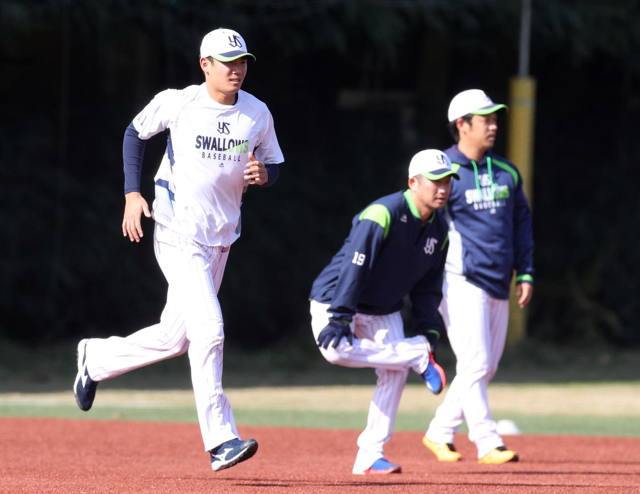 投手練習でランニングをする奥川（左）。中央は石川、右は小川（撮影・狩俣裕三）