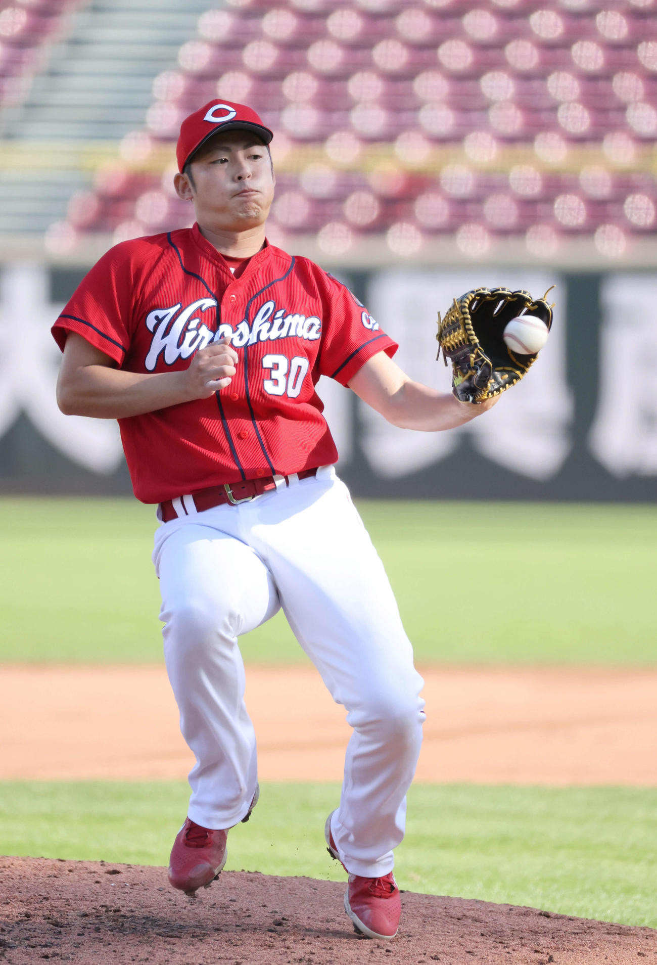 広島秋季練習　紅白戦4回裏白組2死、中村奨の打球を好捕する紅組2番手の一岡（撮影・加藤孝規）