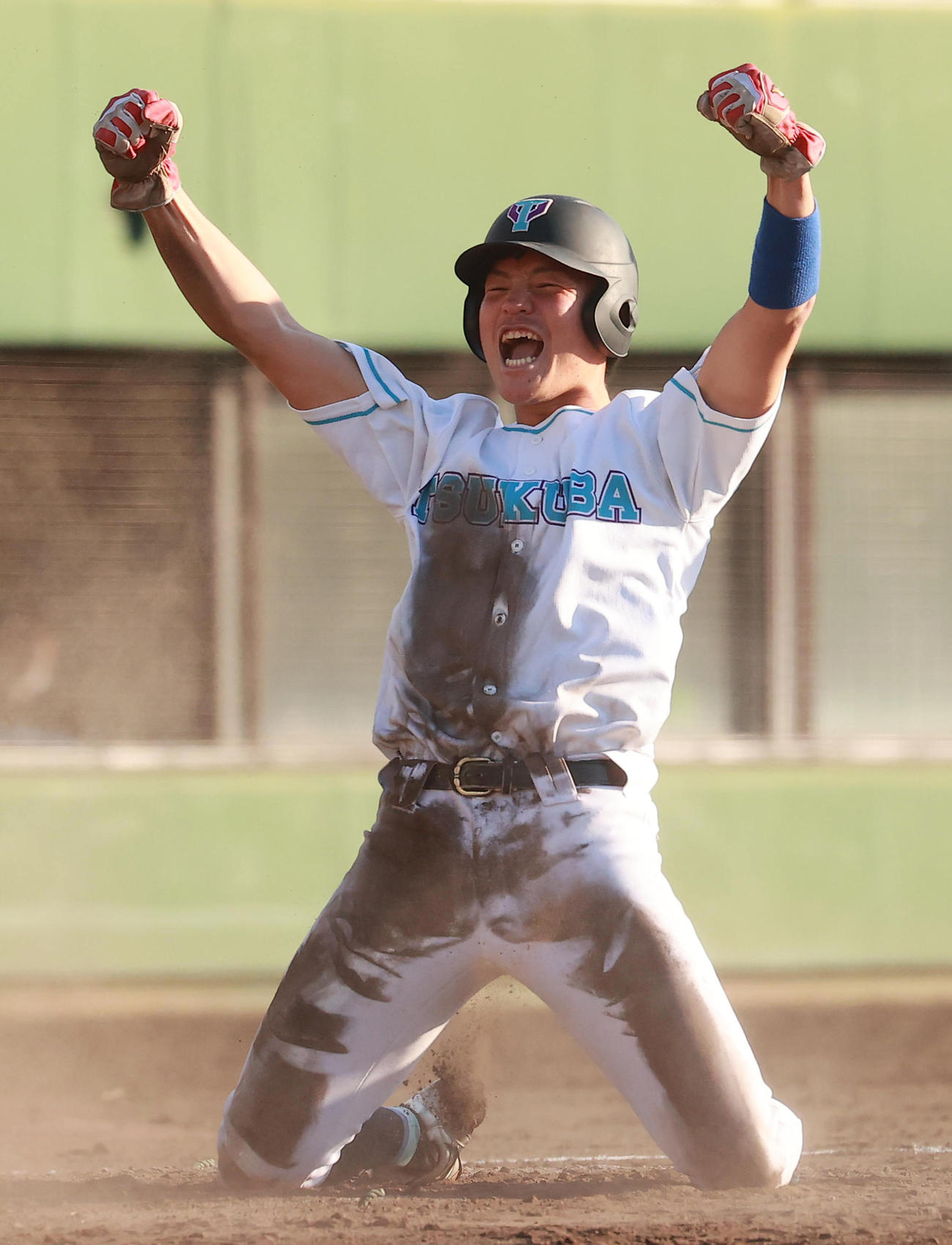 独協大対筑波大　8回裏筑波大無死二塁、西浦の三塁内野安打と敵失の間に生還し喜ぶ坂口（撮影・野上伸悟）