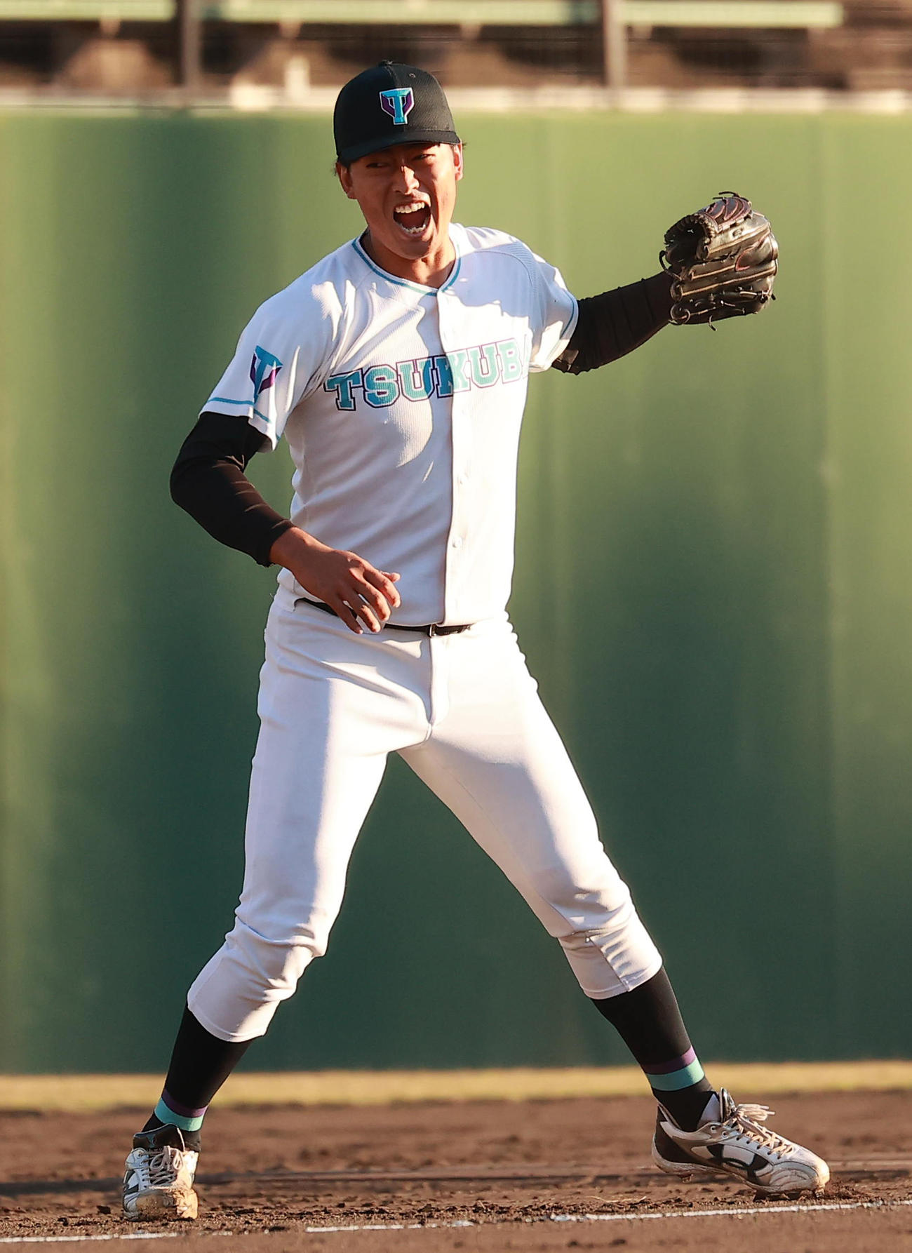 独協大対筑波大　9回表を抑え1勝1敗のタイとし喜ぶ筑波大・西舘（撮影・野上伸悟）