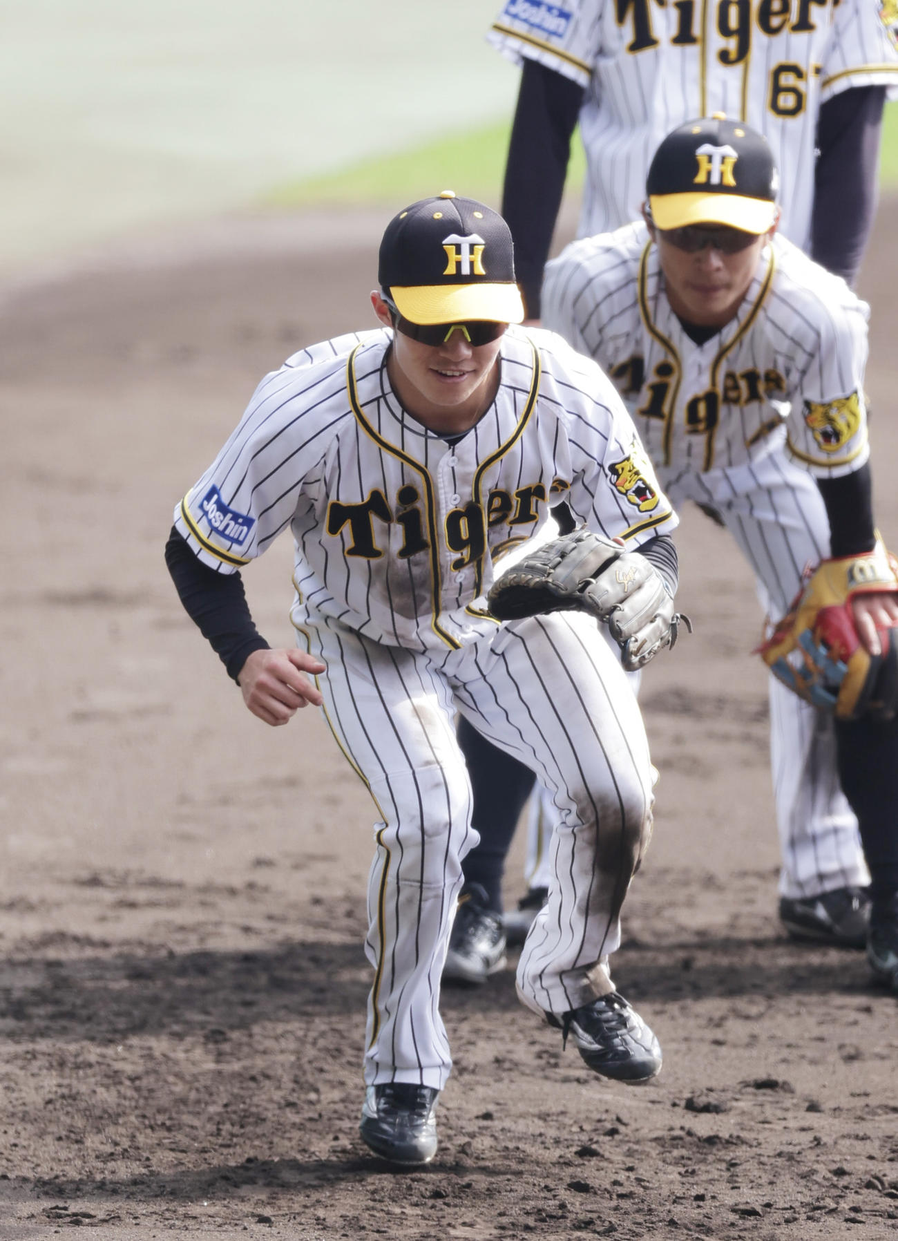 片足でバランスを取りながらノックを受ける阪神中野（左）ら（撮影・清水貴仁）