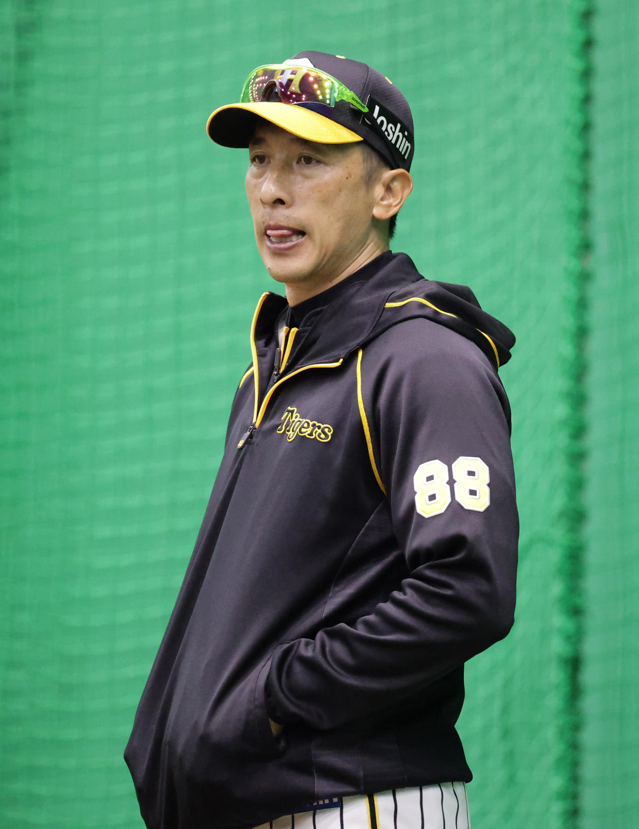 練習を見る阪神矢野監督（撮影・清水貴仁）