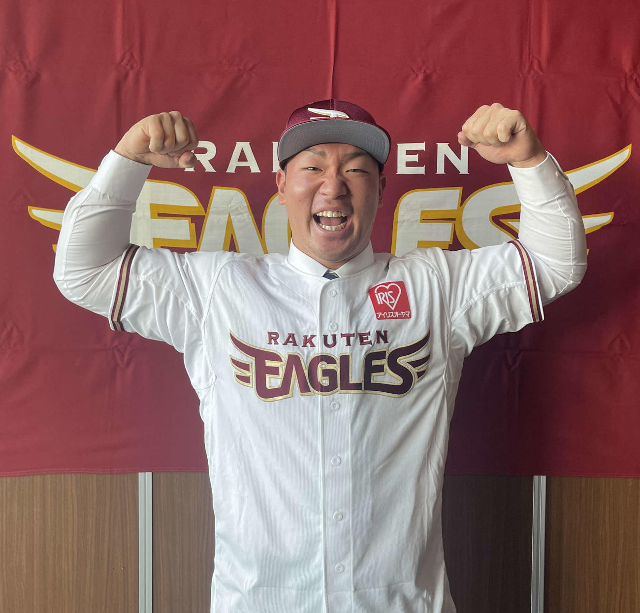契約合意した楽天ドラフト2位の愛知大・安田はユニホーム姿で健闘を誓う（楽天野球団提供）