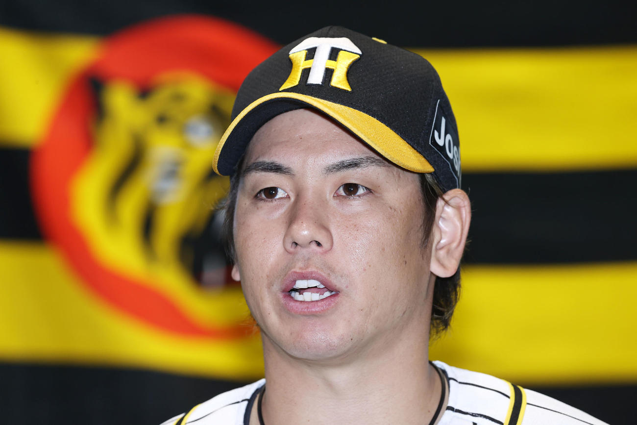 FAせず阪神残留を決めインタビューに答える梅野（代表撮影）