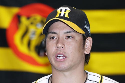 FAせず阪神残留を決めインタビューに答える梅野(代表撮影)