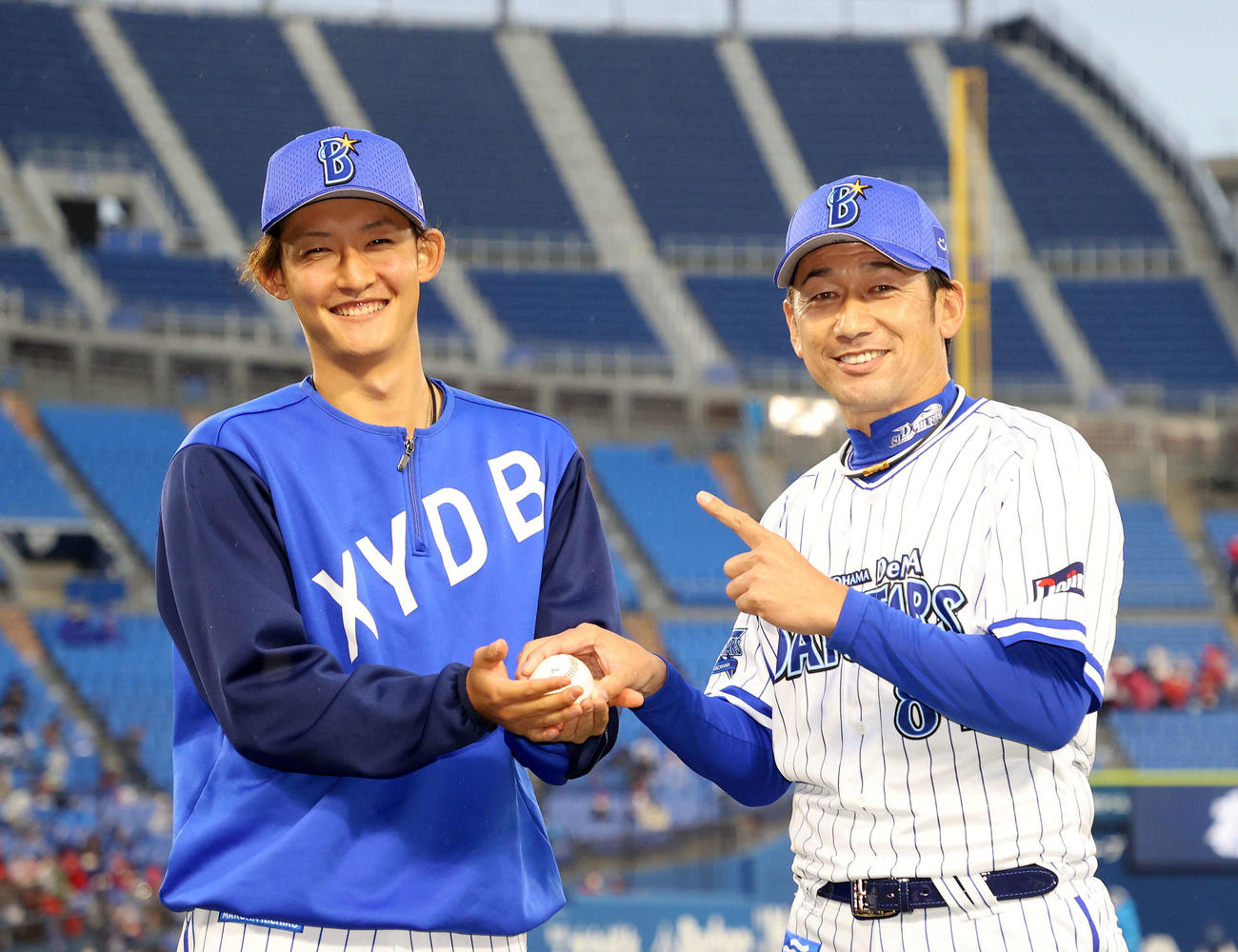 プロ初勝利のDeNA阪口はウイニングボールを手に笑顔、右は三浦監督（2021年4月4日撮影）