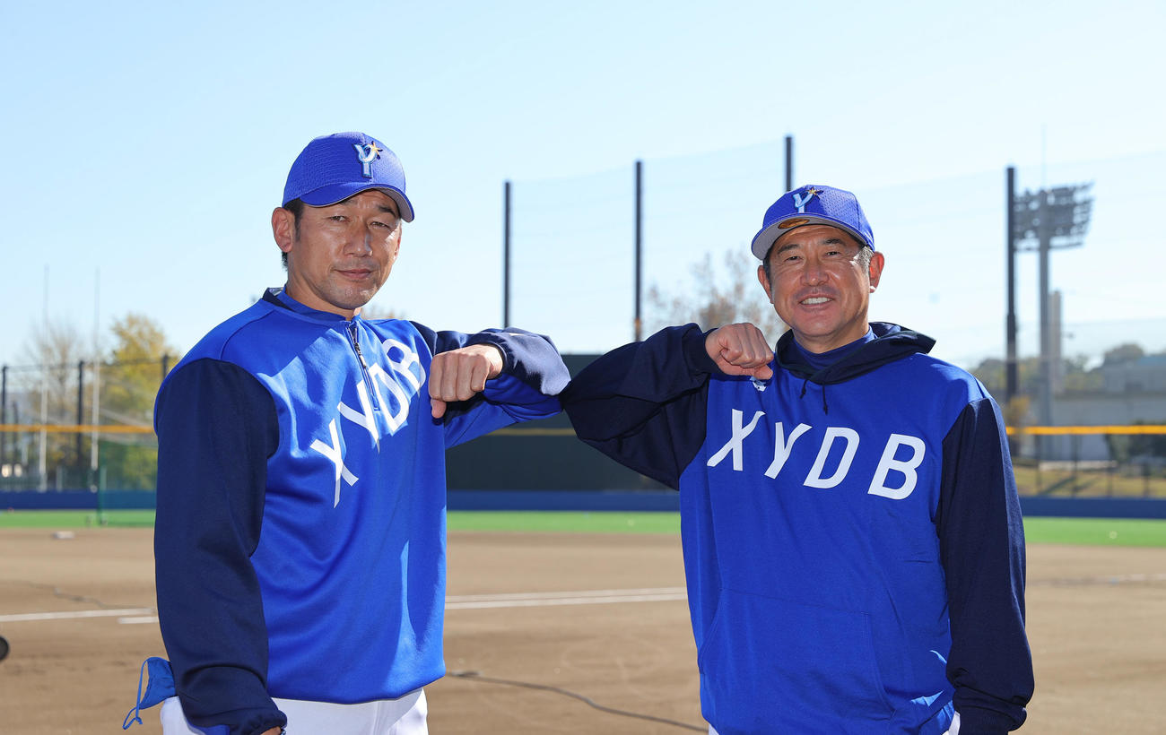 練習に合流しDeNA三浦監督（左）と笑顔で写真に納まる石井コーチ（撮影・垰建太）