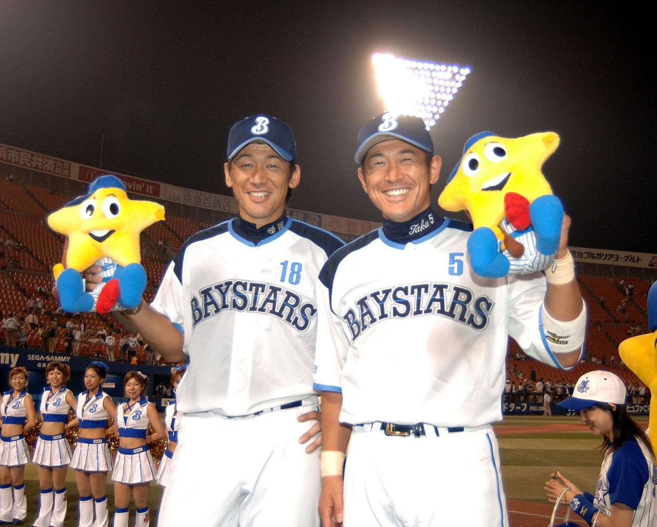 06年8月　三浦大輔とお立ち台で笑顔を見せる石井琢朗