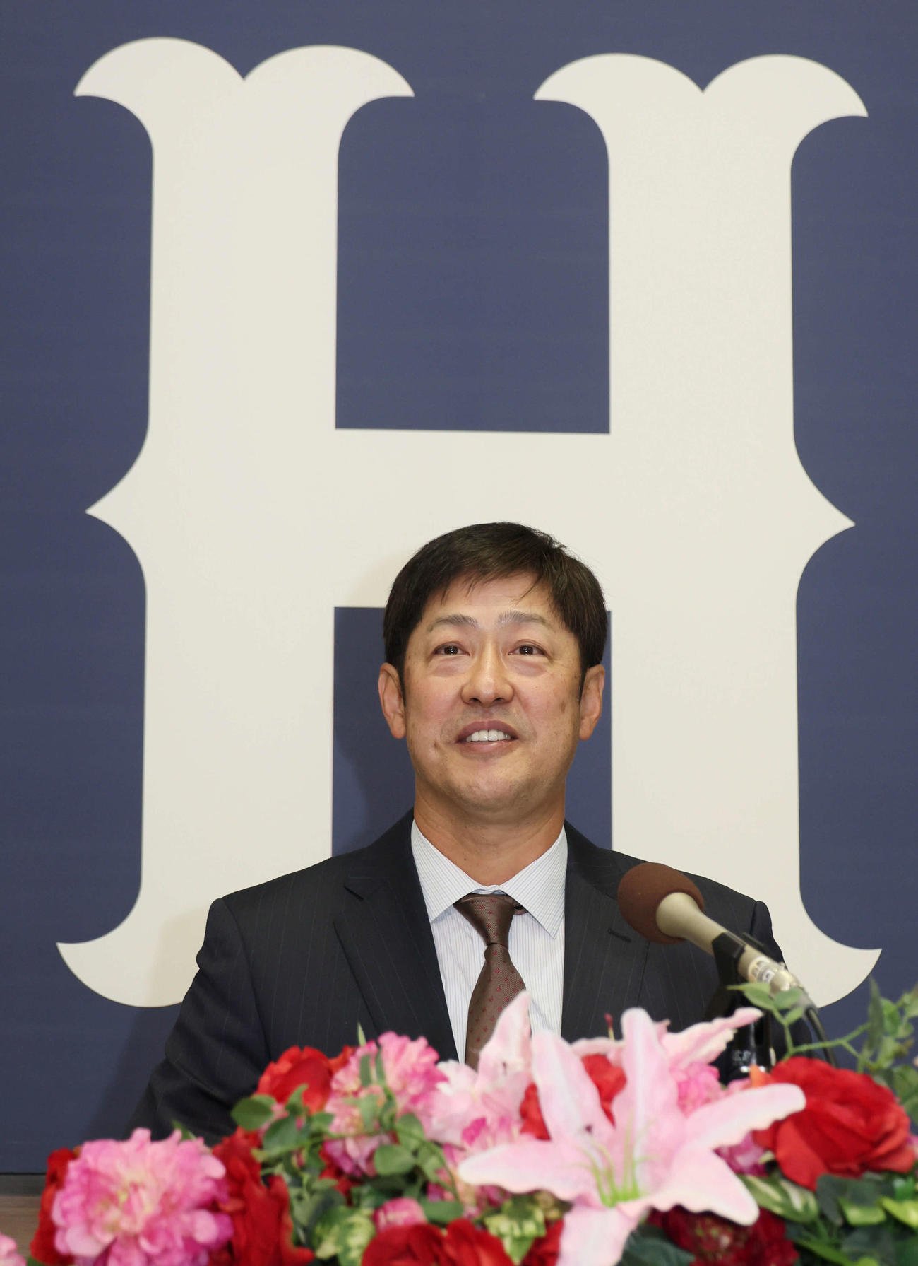 広島の投手コーチ就任会見を行う高橋建氏（撮影・加藤孝規）