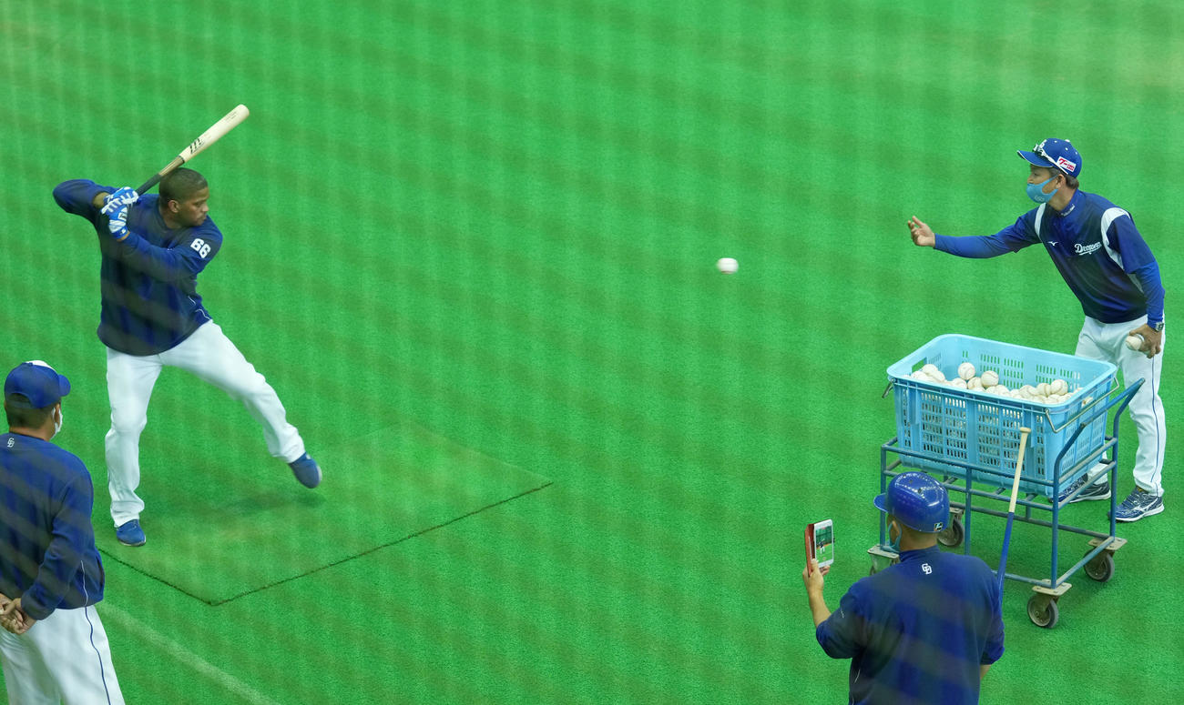 中日秋季キャンプ　ビシエド（左）にアドバイスを交えボールトスをする立浪監督（右）（撮影・森本幸一）