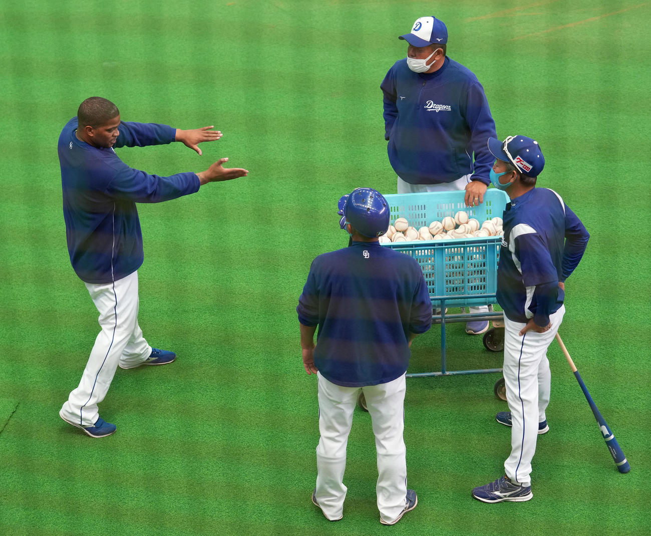 中日秋季キャンプ　ビシエド（左）にアドバイスをする立浪監督（右）（撮影・森本幸一）