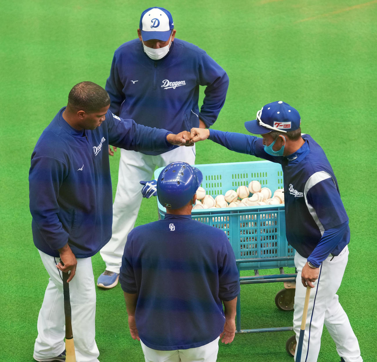 中日秋季キャンプ　ビシエド（左）にアドバイスをした後、タッチを交わす立浪監督（右）（撮影・森本幸一）