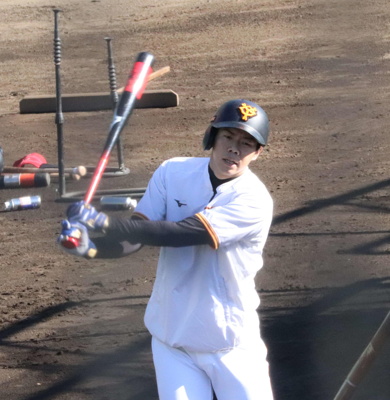 フリー打撃の合間にスイングを確認する巨人松原（撮影・小早川宗一郎）