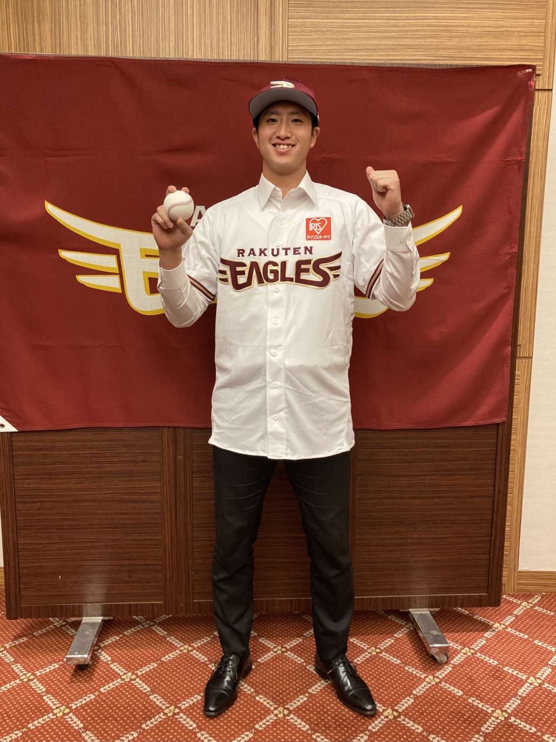 契約合意した楽天ドラフト6位の早大・西垣はユニホーム姿で健闘を誓った（楽天野球団提供）
