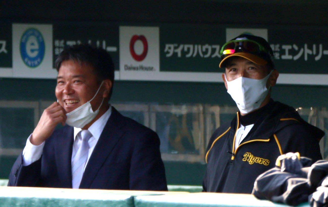 矢野監督（右）は来季からコーチに就任する野村氏とベンチで話す（撮影・上山淳一）