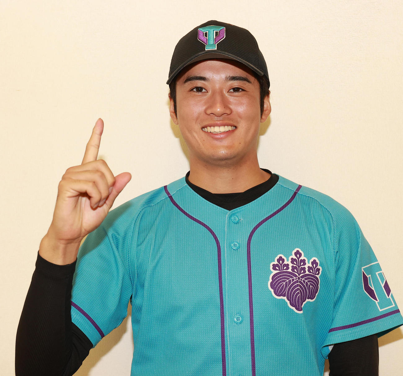 独協大対筑波大　完投勝利で1部残留を決め笑顔を見せる筑波大・佐藤隼（撮影・野上伸悟）