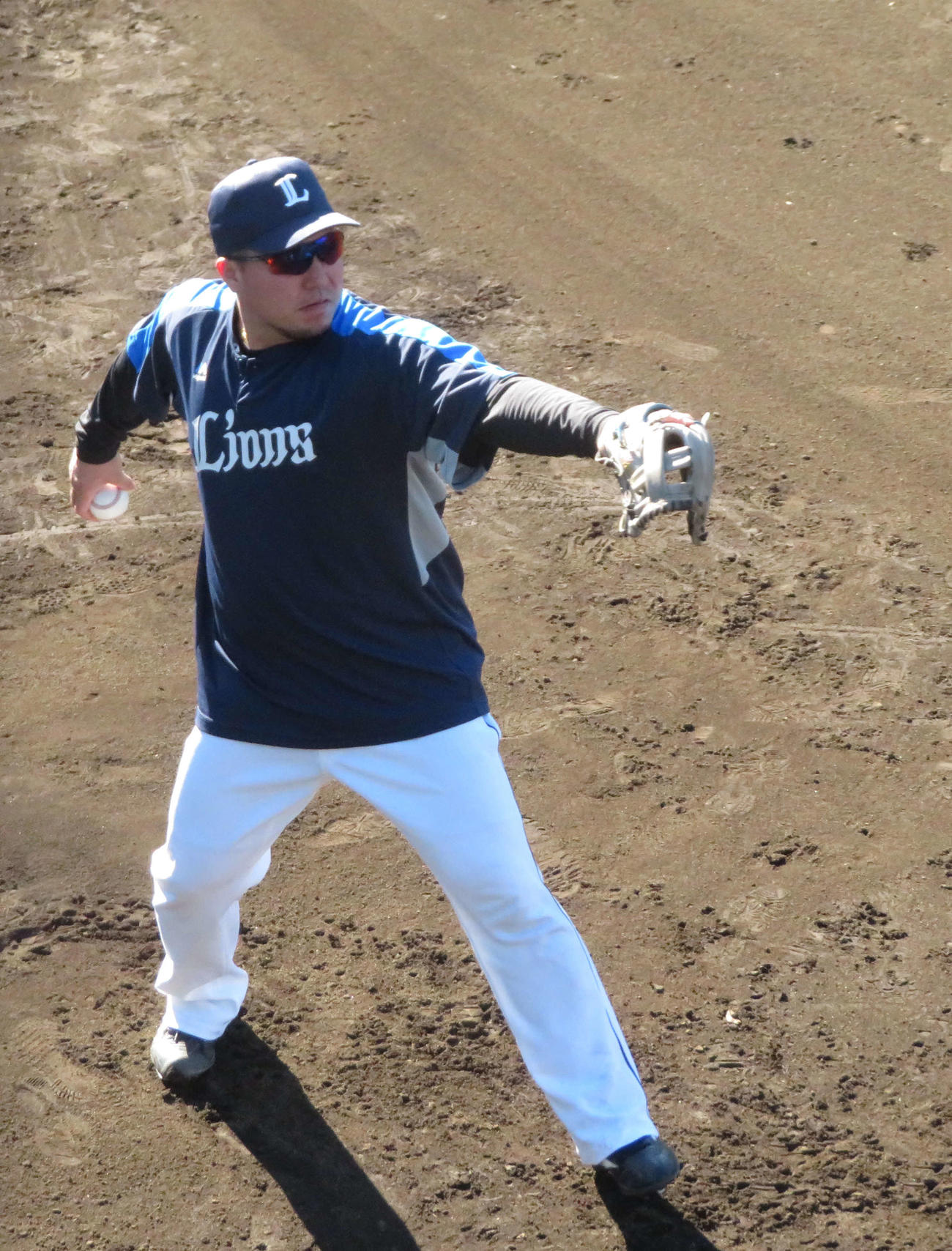 秋季練習でキャッチボールする西武山川（撮影・久保賢吾）