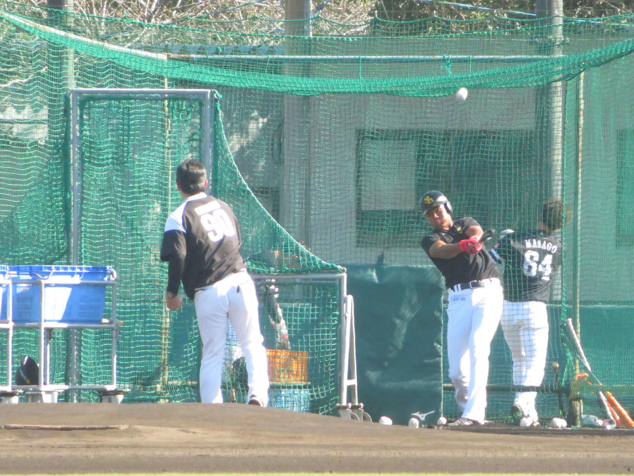 ソフトバンク水谷は小久保2軍監督に打撃練習を務めてもらい、ホームラン競争に挑戦する