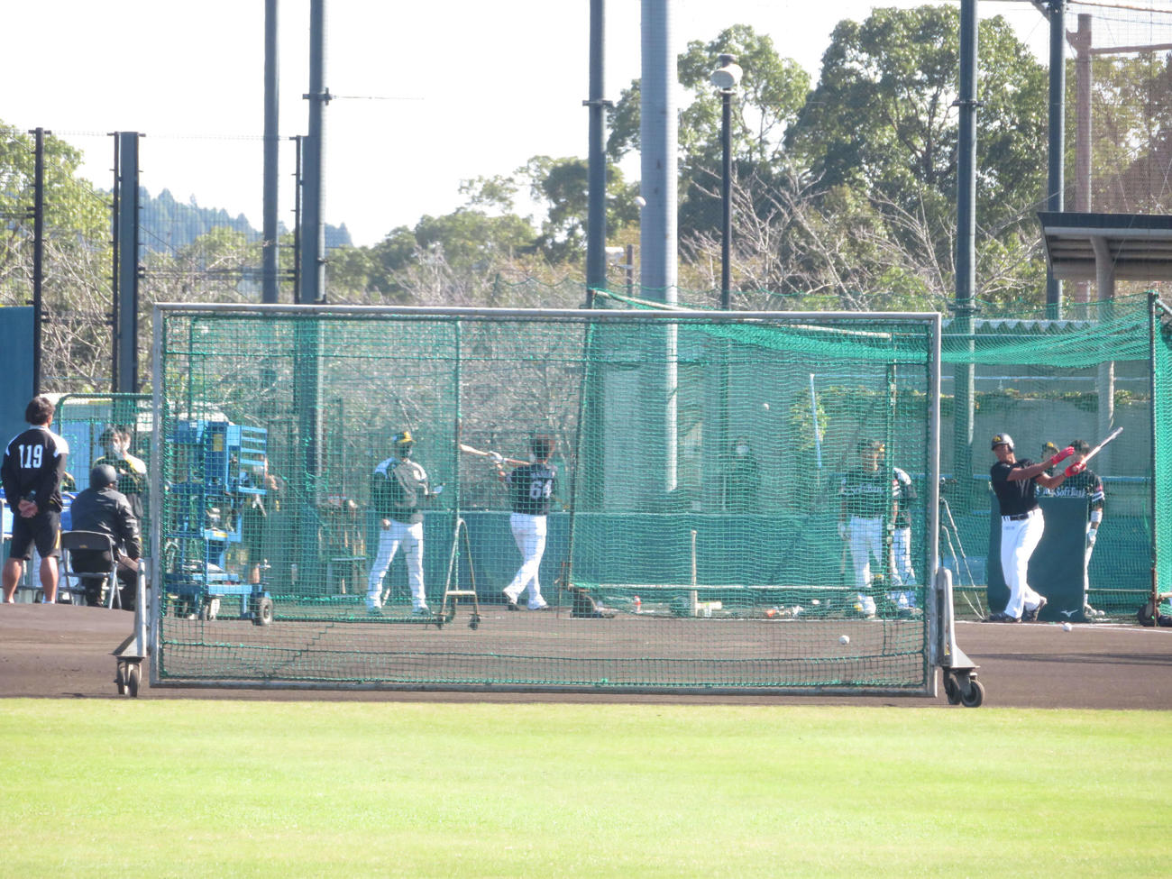 ソフトバンク水谷は「的当て」競技で、遊撃の位置にあるネットを狙って打撃練習