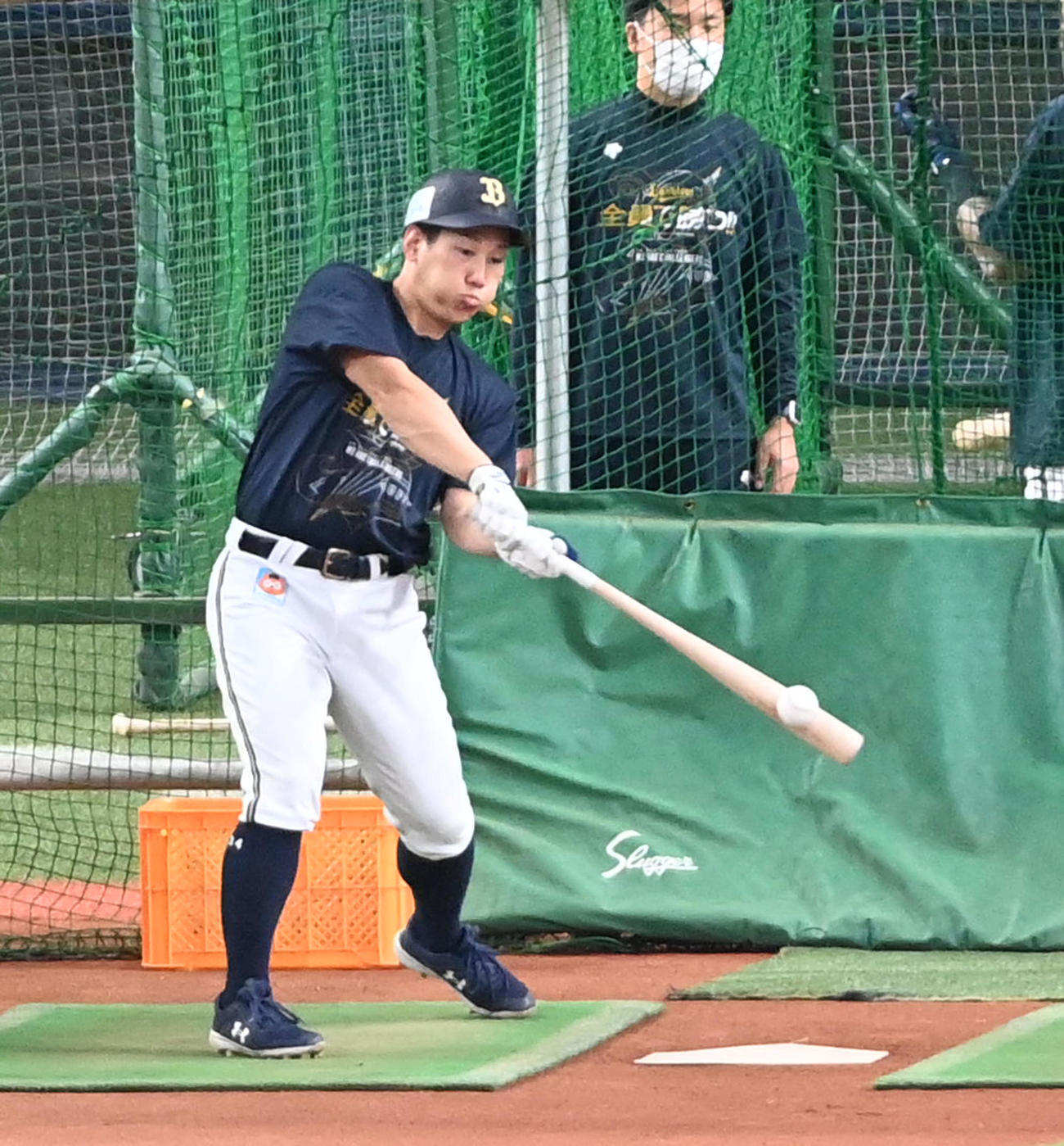 打撃練習を行う吉田正（撮影・前岡正明）