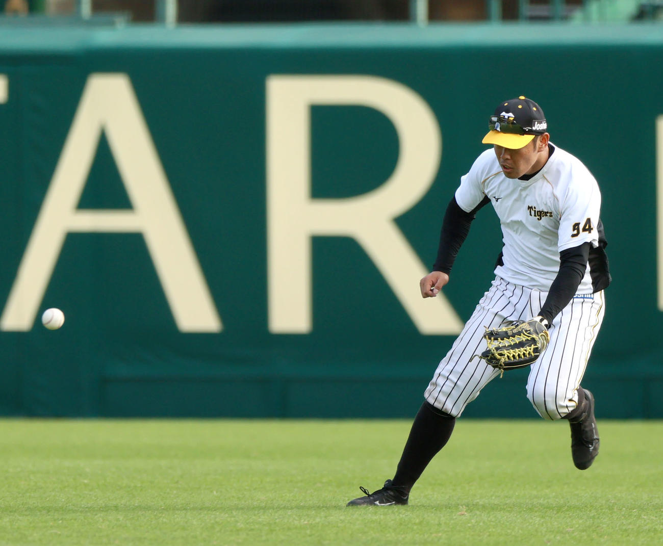 中堅手でノックを受ける原口（撮影・上山淳一）