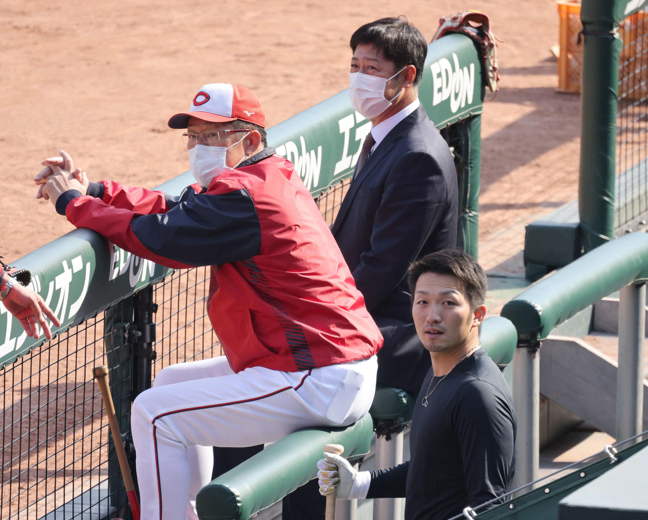 広島秋季練習　投手コーチ就任会見後、佐々岡監督とベンチから練習を見守る高橋建氏（中央）。右は練習に来た鈴木誠（撮影・加藤孝規）
