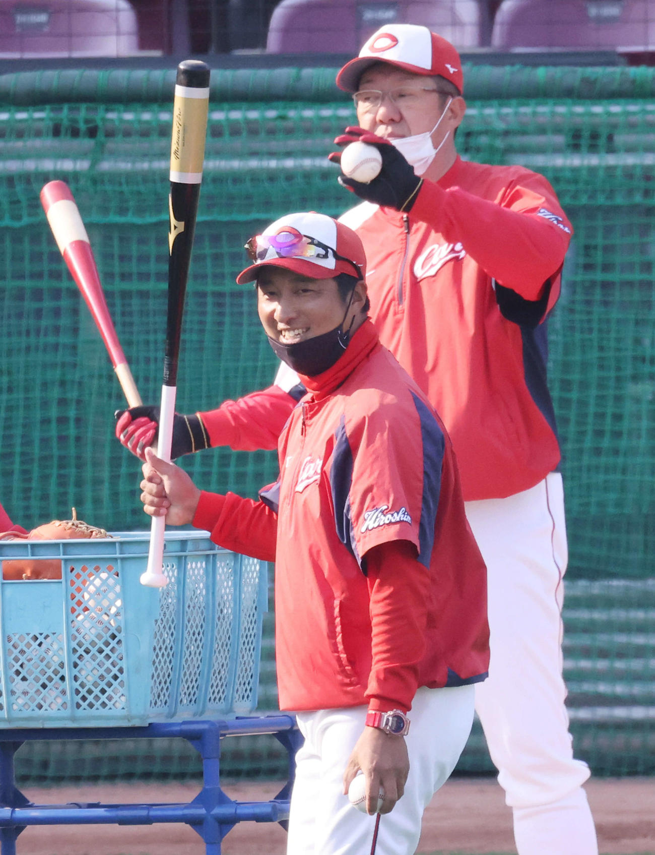 広島秋季練習　若手選手にノックをする東出2軍打撃コーチ。後ろは佐々岡監督。東出コーチは来季、野手総合コーチに就任する（撮影・加藤孝規）