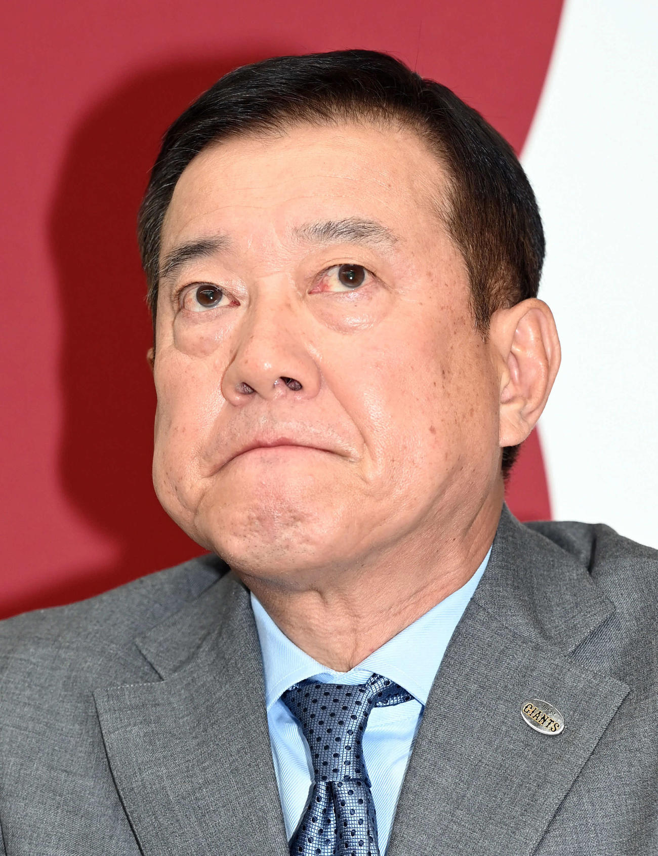 時折厳しい表情も見せて、質問に答える巨人原監督（撮影・たえ見朱実）