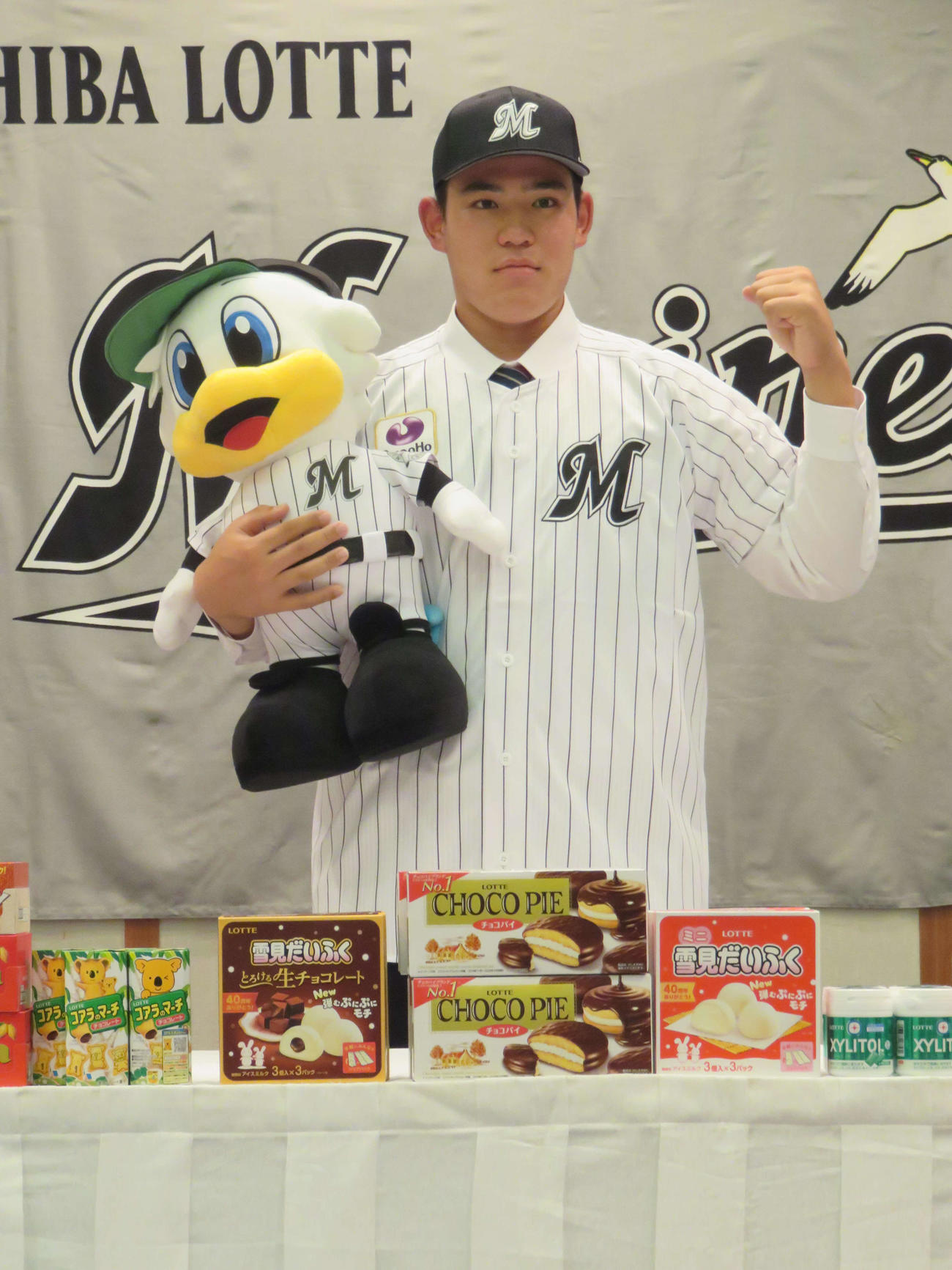契約を終えたロッテ育成ドラフト4位、幕張総合・村山亮介捕手はマーくん人形を手にガッツポーズ