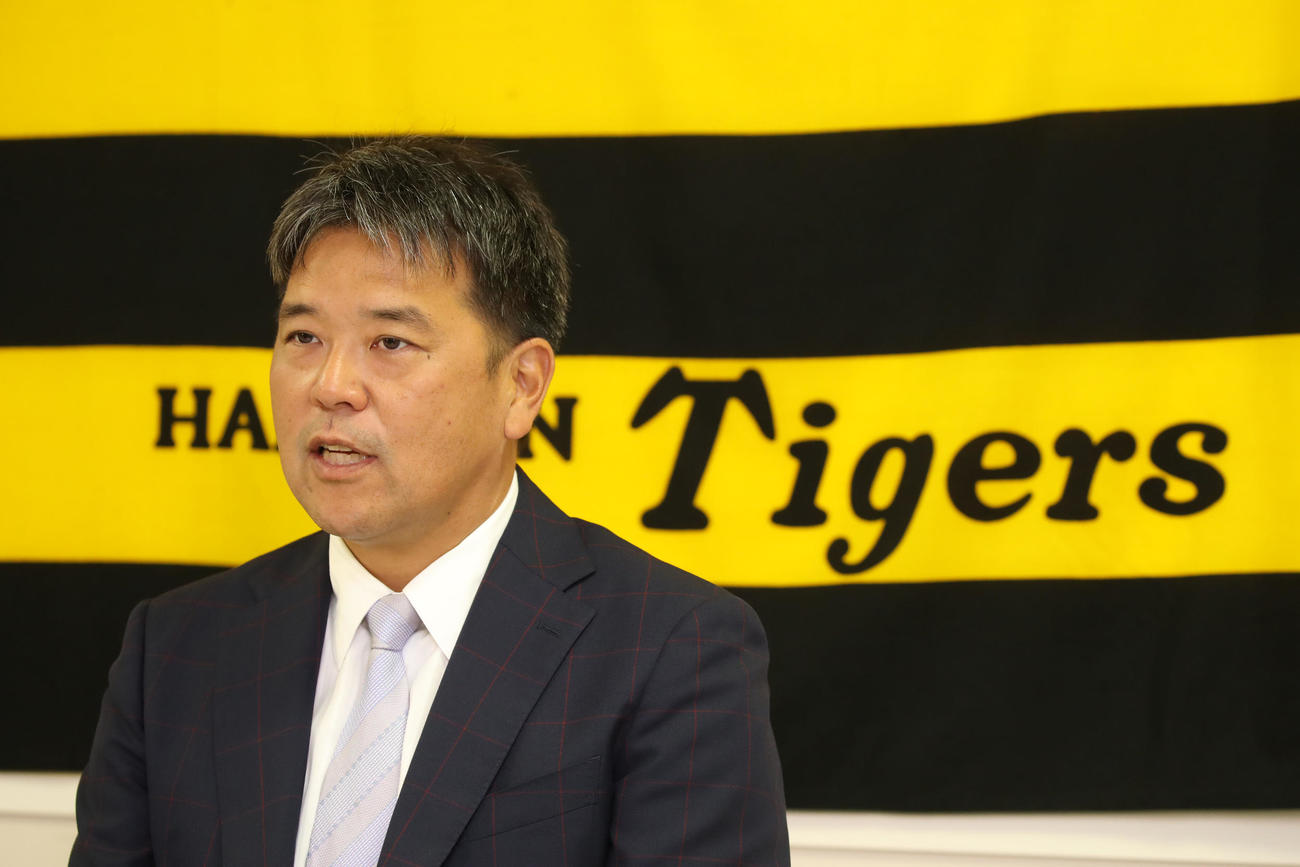 入団会見で意気込みを語る野村2軍バッテリーコーチ（代表撮影）