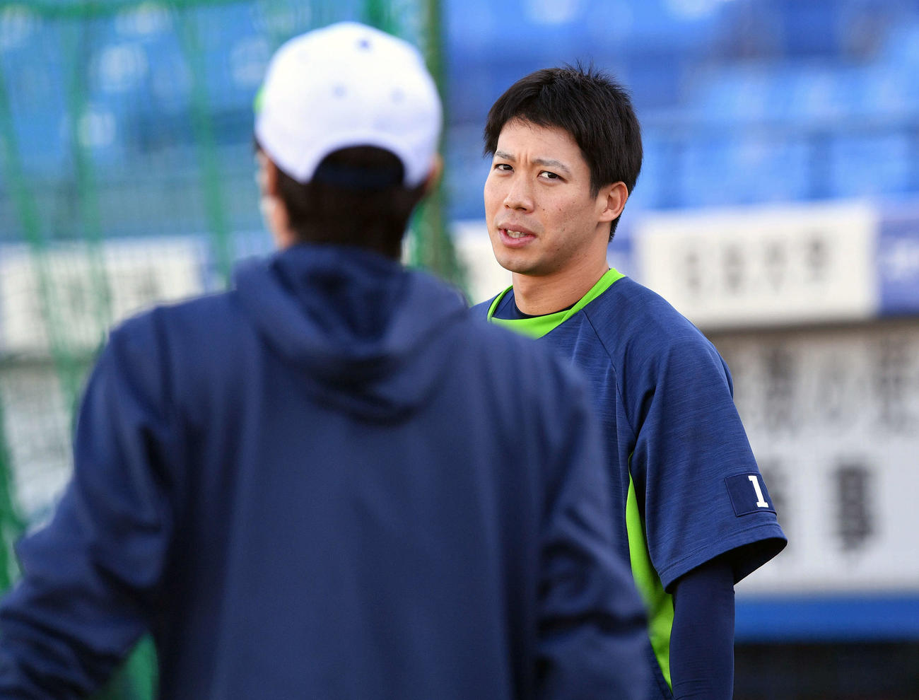 トス打撃中にヤクルト高津監督（手前）と話す山田（撮影・滝沢徹郎）