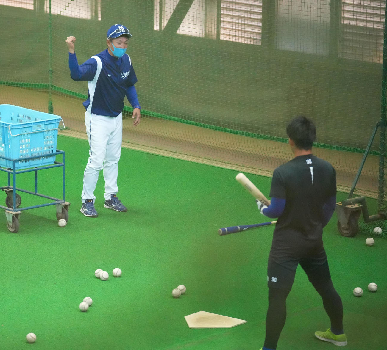 中日秋季キャンプ　三好（右）にアドバイスをする立浪監督（左）（撮影・森本幸一）