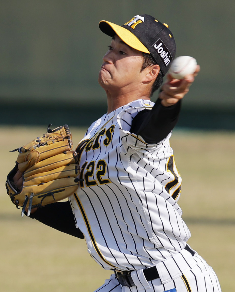 キャッチボールを行う阪神岩田将（撮影・清水貴仁）