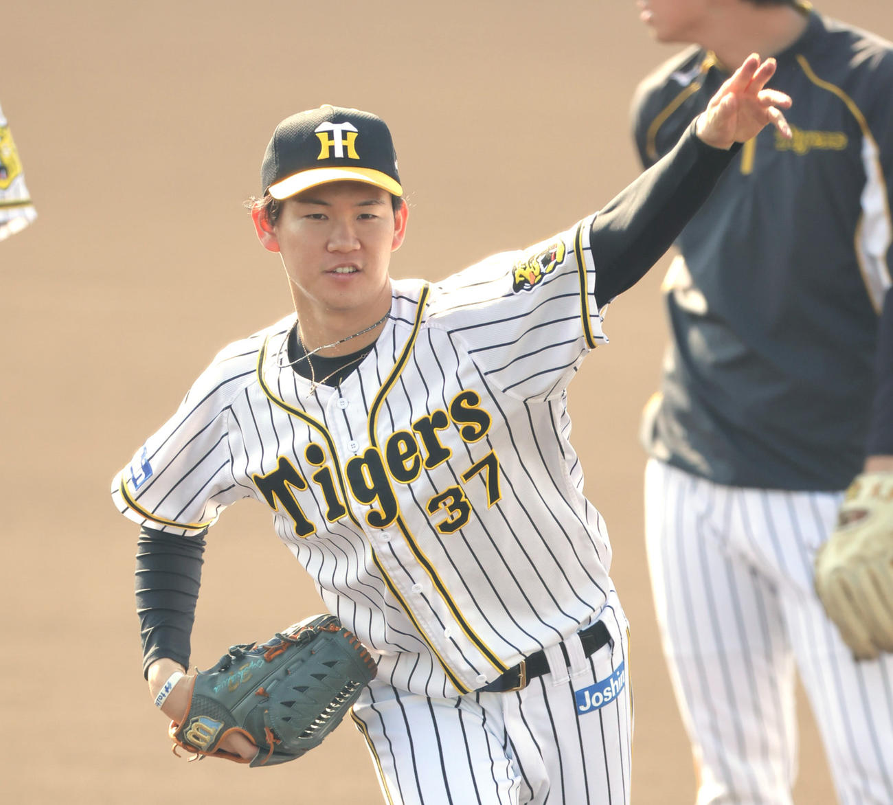 投内連係を行う阪神及川（撮影・清水貴仁）