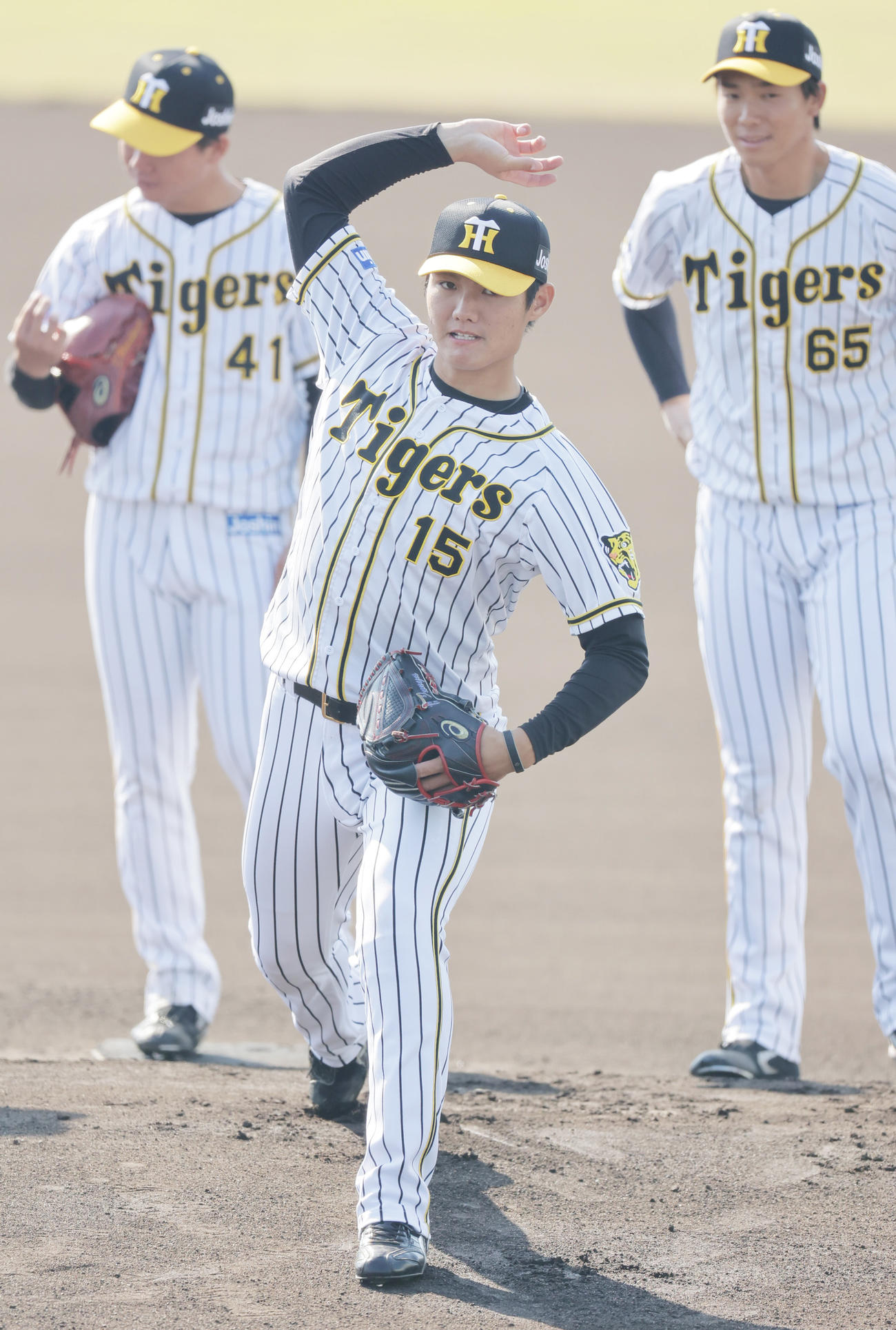 投内連係を行う阪神西純（撮影・清水貴仁）