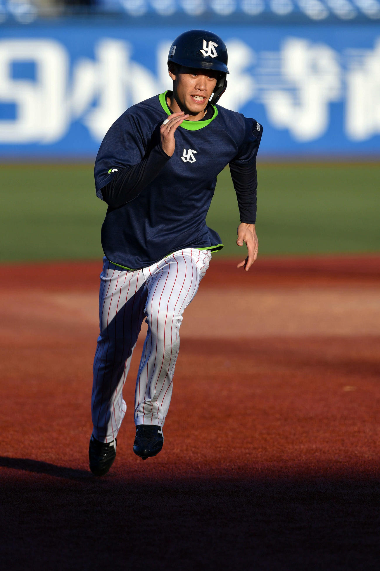 走塁練習するヤクルト塩見（撮影・滝沢徹郎）