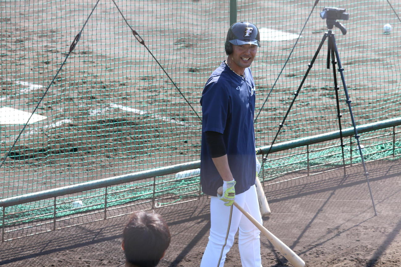 日本ハム上原はチームメートから柵越えを褒められ笑顔（撮影・田中彩友美）