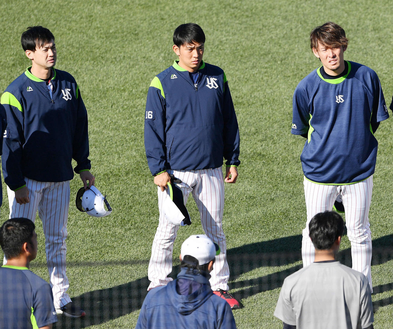練習前に集合するヤクルト原（後列中央）（撮影・滝沢徹郎）