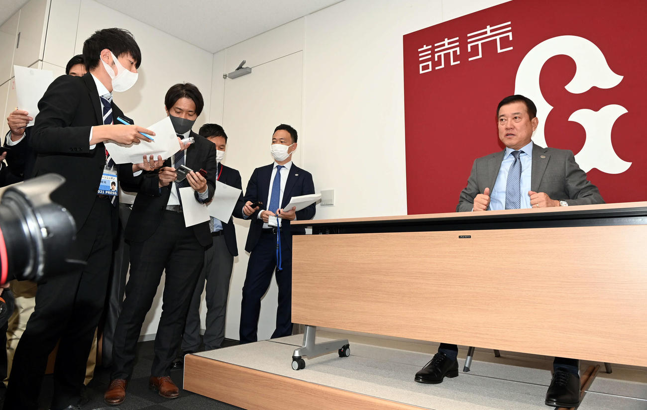 オーナー報告を終え取材に応じた巨人原監督（撮影・たえ見朱実）