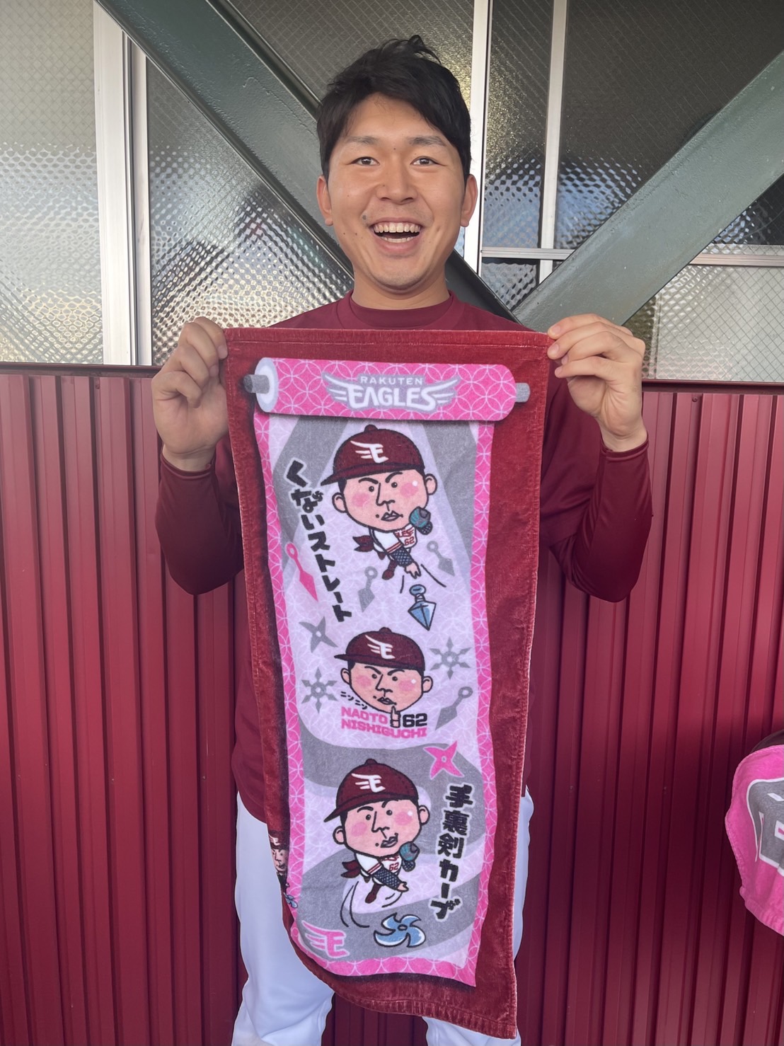 自身初のオリジナルグッズを手に笑顔を見せる楽天西口（楽天野球団提供）