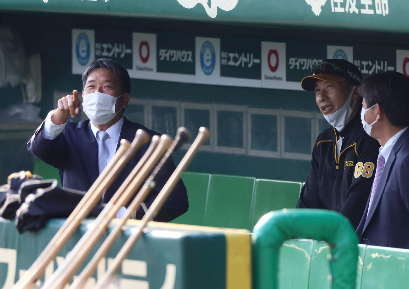 矢野監督（右）は来季からコーチに就任する野村氏とベンチで話す（撮影・上山淳一）