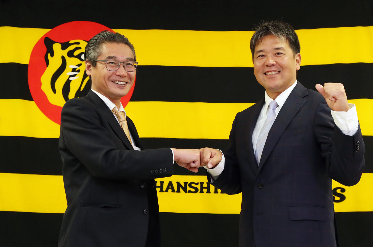入団会見を終え嶌村本部長（左）と笑顔でグータッチを交わす野村2軍バッテリーコーチ（代表撮影）